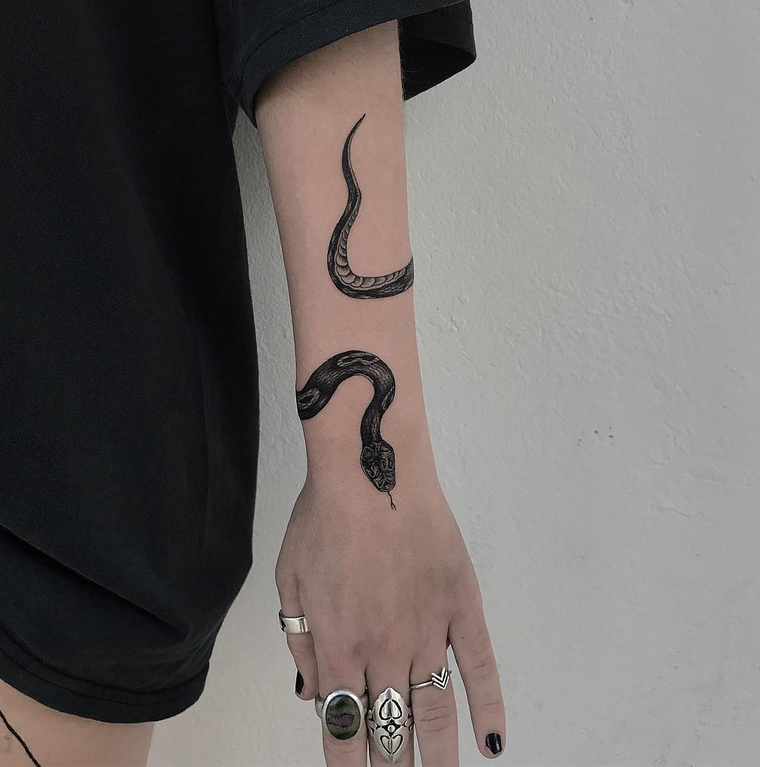 Beautiful snake Pattern On Hand